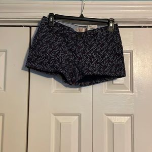 Kohl’s women’s low rise navy geo shorts, size 3 new with tags.